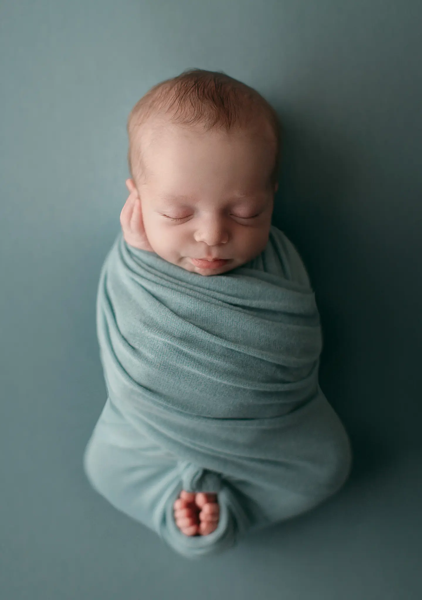 baby-boy-toes-blue-posed-studio-newborn-session-oshey-vargas-photography-frisco-texas-02