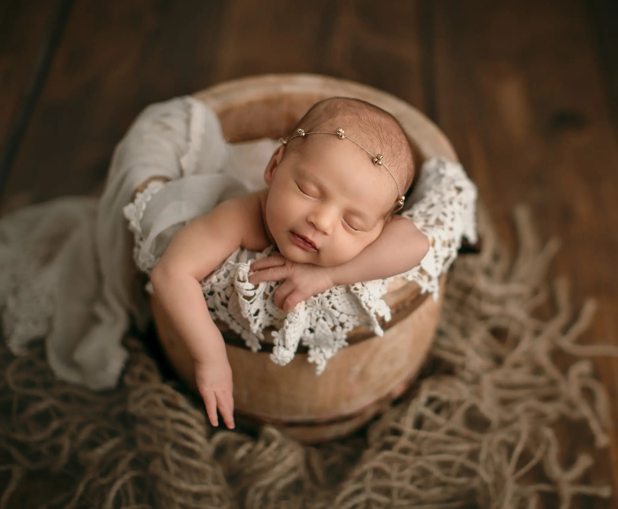 oshey-vargas-photography-newborn-session-frisco-texas-baby-girl-bucket-studio-posed-froggy-red-02