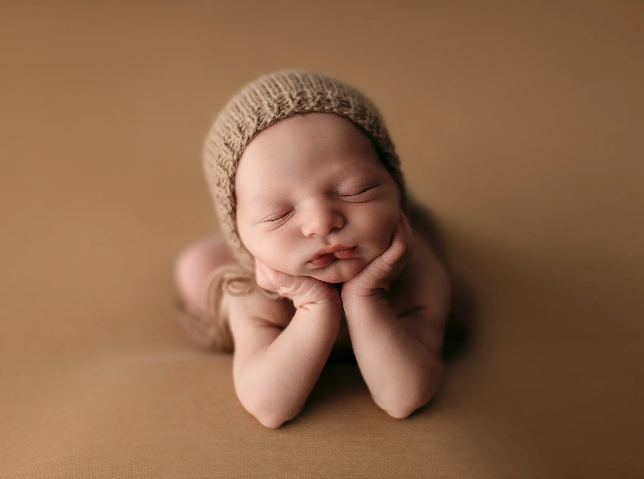 oshey-vargas-photography-newborn-session-plano-texas-baby-boy-green-neutral-bucket-posed-family-03