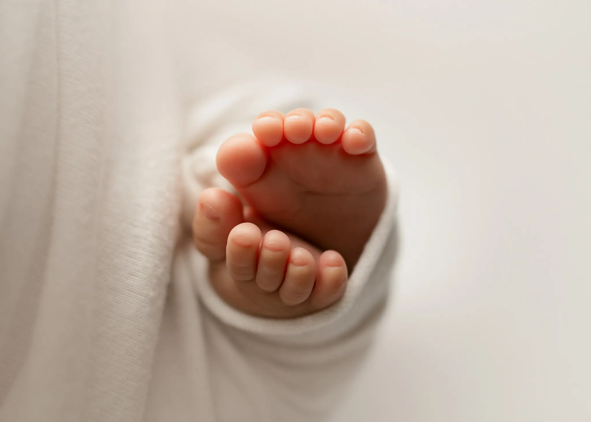newborn-session-baby-girl-studio-posed-mckinney-tx-oshey-vargas-photography-06