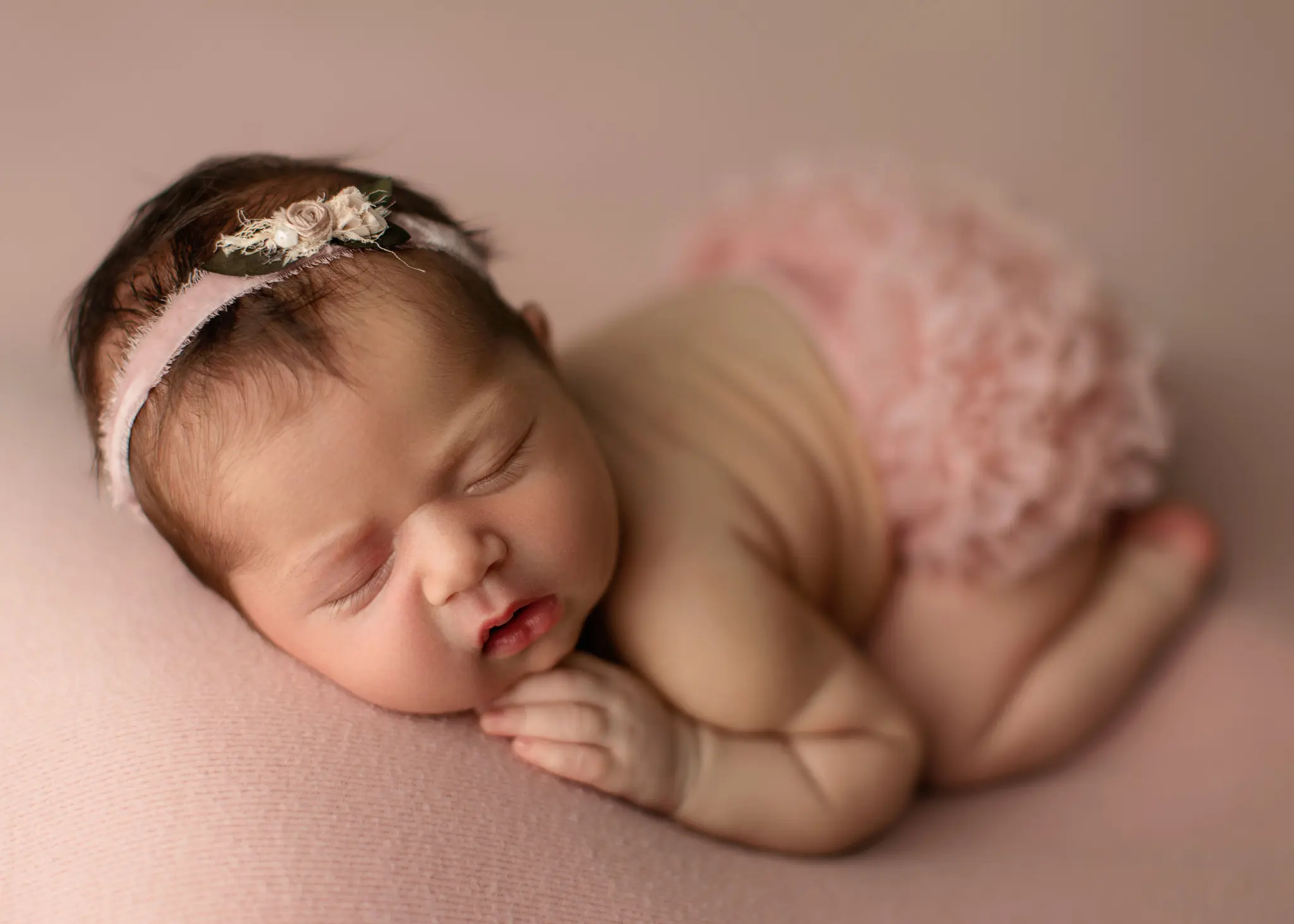newborn-photography-Frisco-tx-girl-baby-posed-studio-bw-pink-oshey-vargas-photography-26_2-1