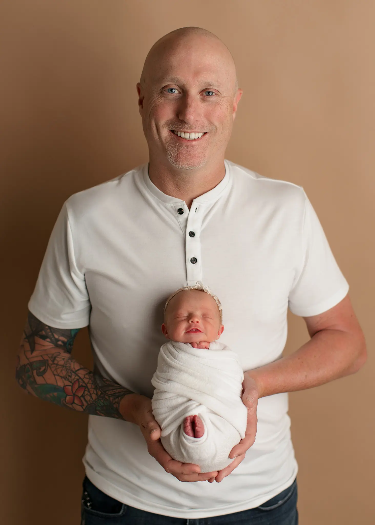 newborn-session-frisco-texas-girl-baby-posed-studio-smiling-familyoshey-vargas-photography-11