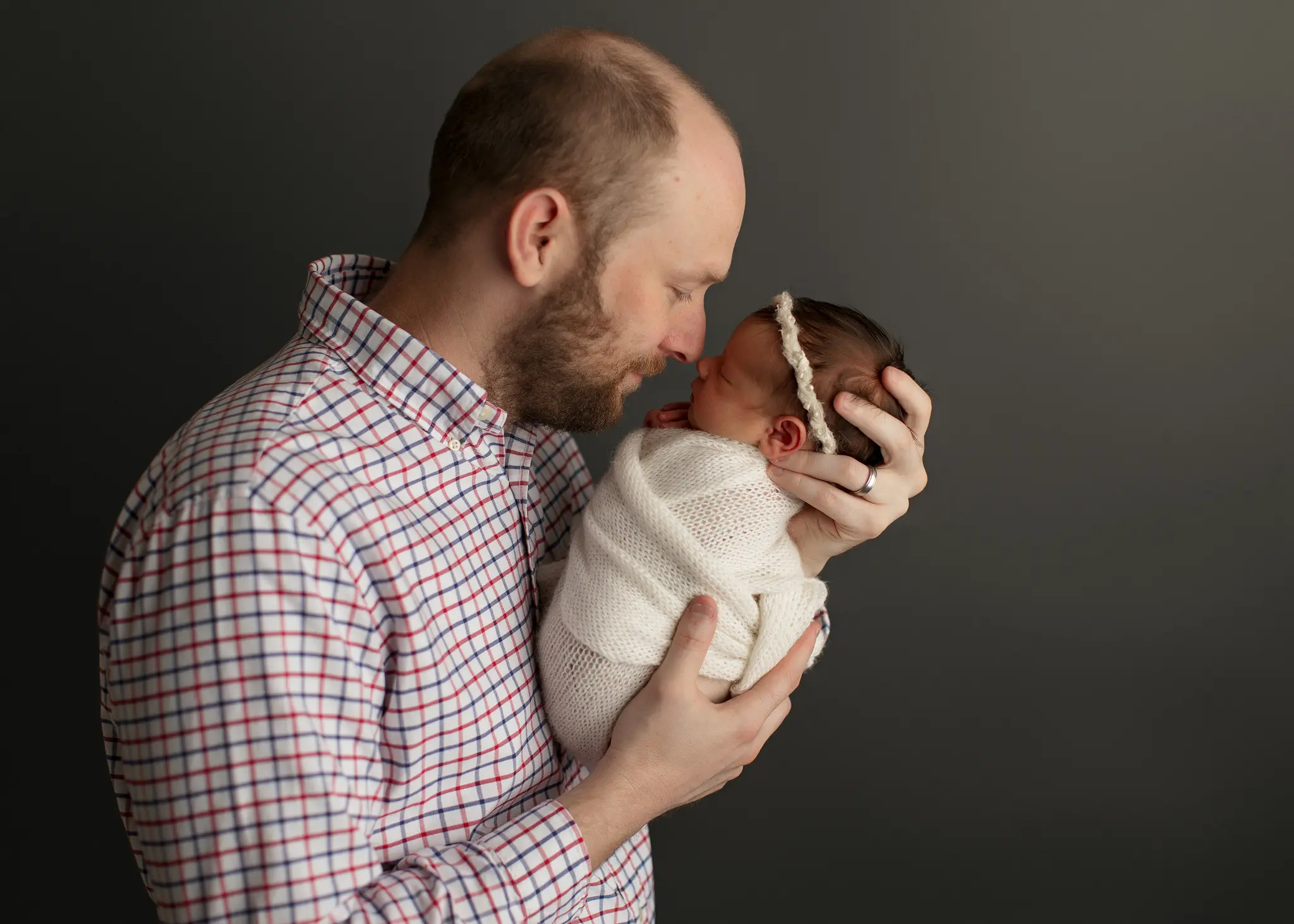 Newborn-session-baby-girl-family-pink-studio-luxury-Oshey-Vargas-photography-Mckinney-tx-16