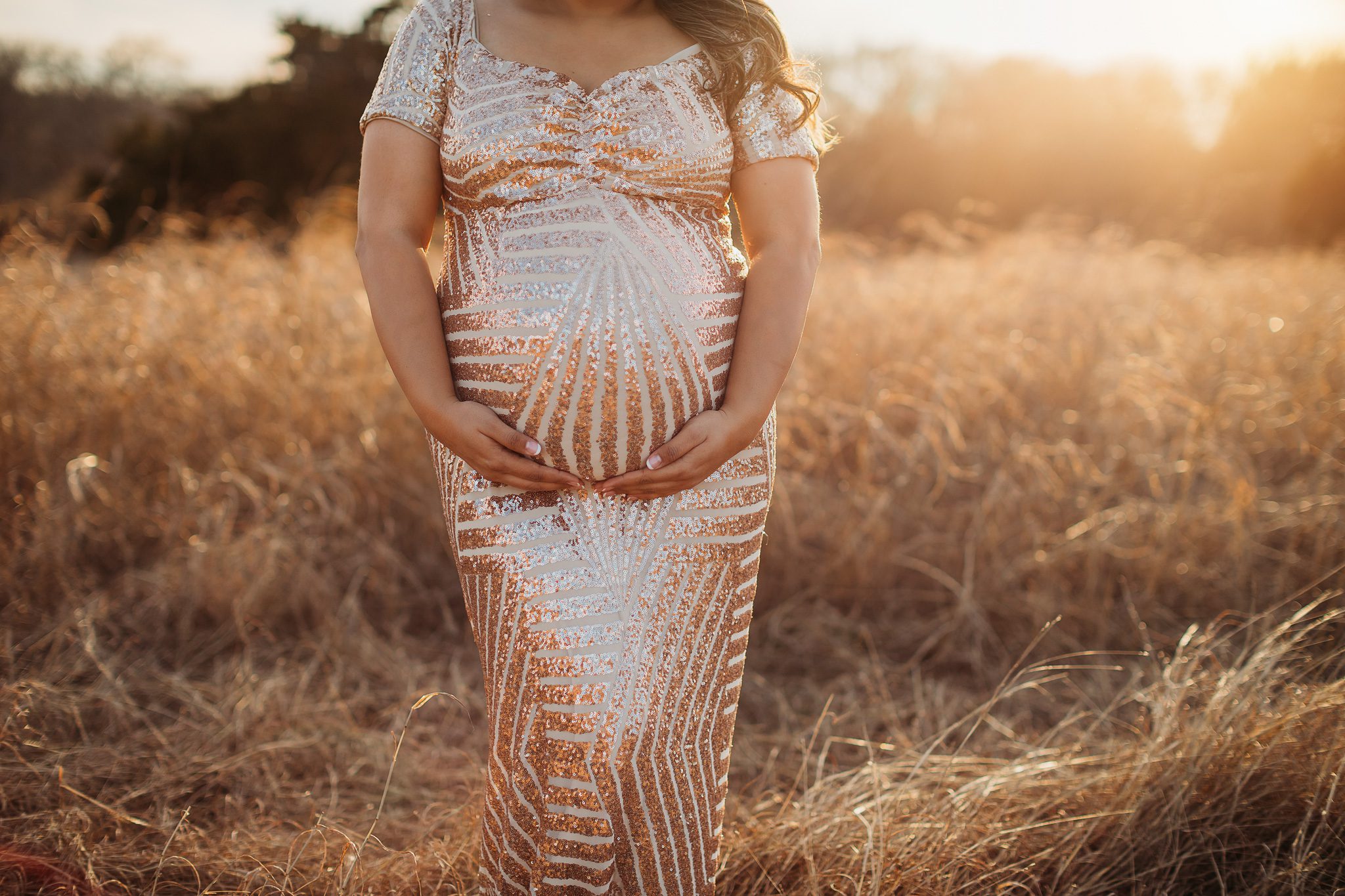 Maternity-session-pregnant-mom-baby-bump-field-golden-hour-Mckinney-texas-oshey-vargas-photography-05