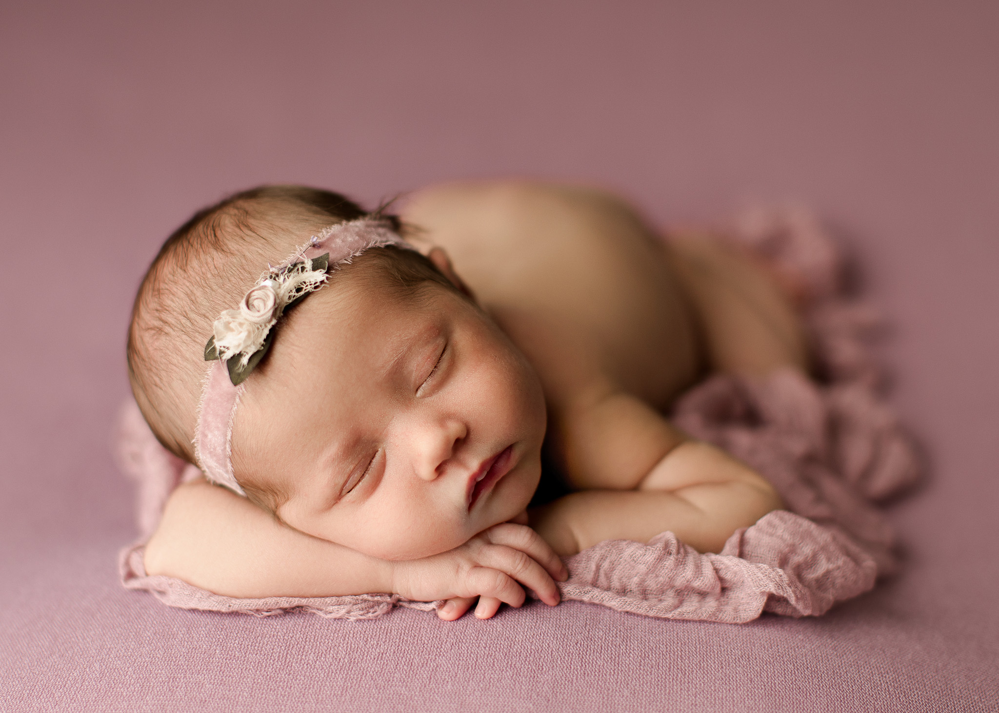 newborn-session-girl-studio-posed-baby-pink-oshey-vargas-photography-Frisco-tx-01