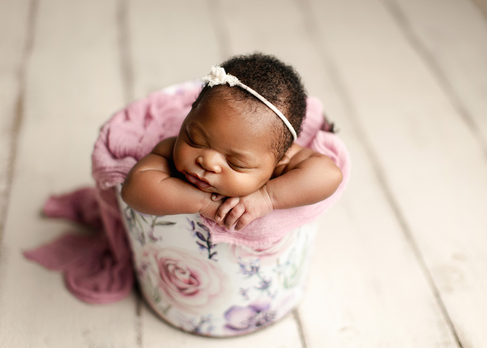 studio-baby-girl-bucket-newborn-session-photos-oshey-vargas-photography-07